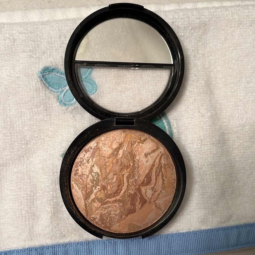 SOLD 🛑Laura Geller Baked Balanced-N-Glow Illuminating Foundation